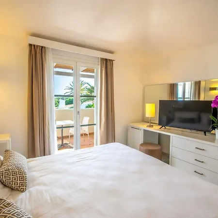Costa Rey Wellness & Szálloda 4*